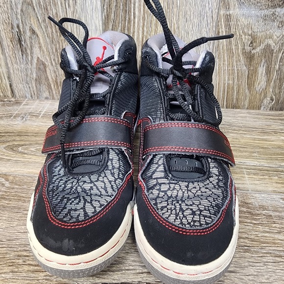 Jordan Nike Boys Basketball Sneakers 2013 #602662-004 Size 4Y Black Gray Red - Picture 3 of 9